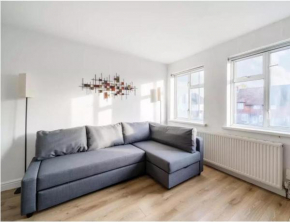 2BR-Sleeps6-Parking-Garden-NearLondon